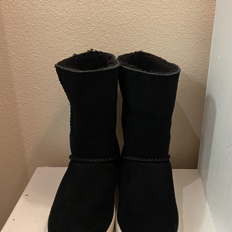 Blk Suede Sherpa Boot<br />
Black<br />
Size: 8 R $95