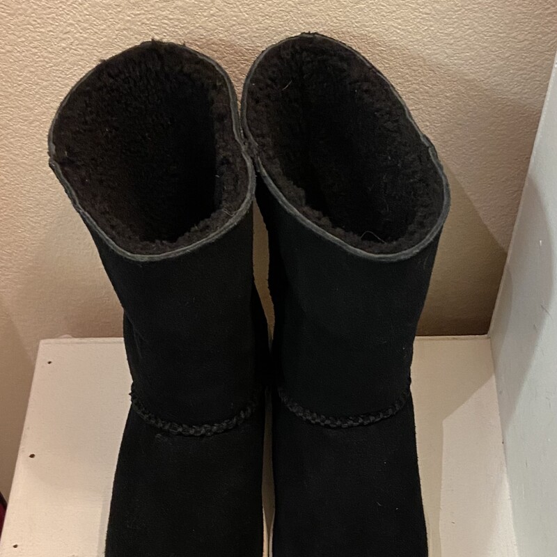 Blk Suede Sherpa Boot<br />
Black<br />
Size: 8 R $95