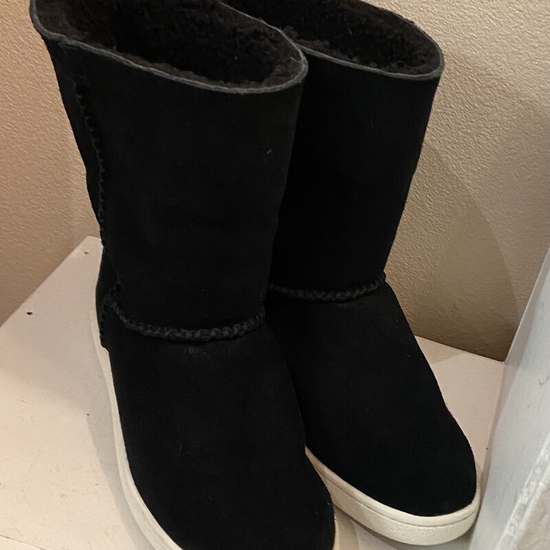 Blk Suede Sherpa Boot<br />
Black<br />
Size: 8 R $95