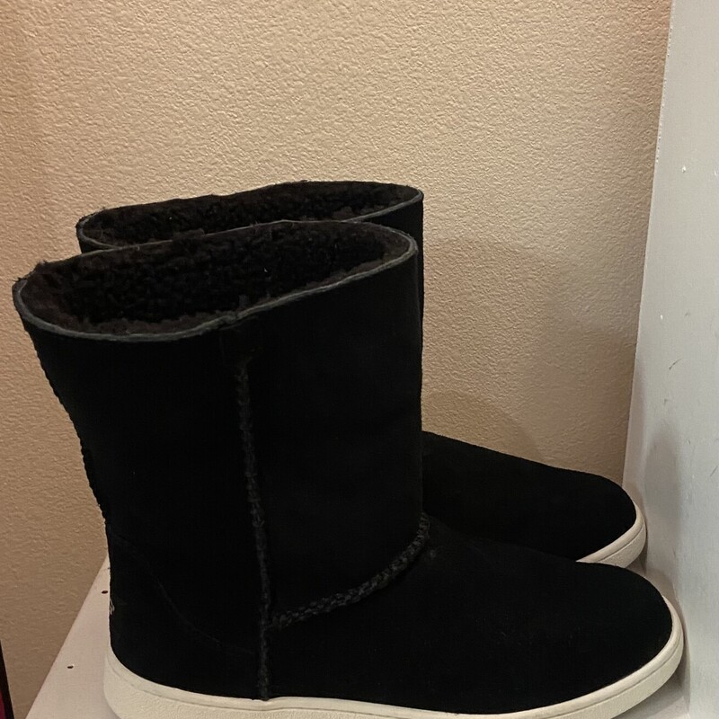 Blk Suede Sherpa Boot<br />
Black<br />
Size: 8 R $95