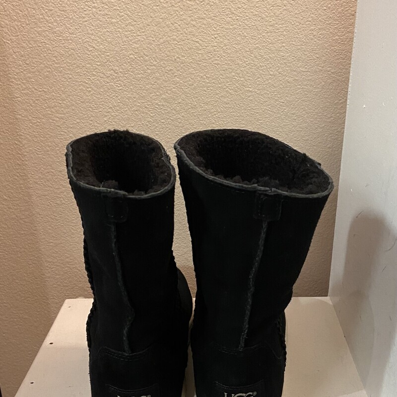 Blk Suede Sherpa Boot<br />
Black<br />
Size: 8 R $95