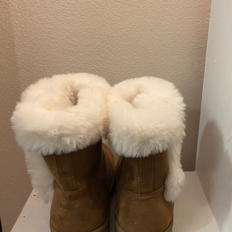 Chsnut Faux Fur Boot<br />
Chesnut<br />
Size: 9