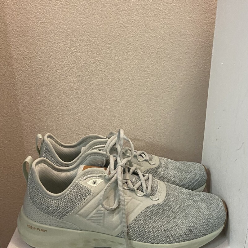 EUC Mnt Fab Run Shoe<br />
Mint<br />
Size: 11