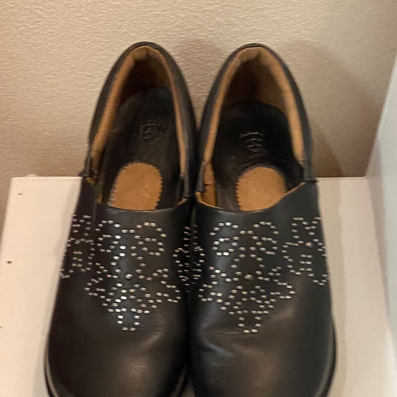 Blk Lther Stud Clog<br />
Black<br />
Size: 11