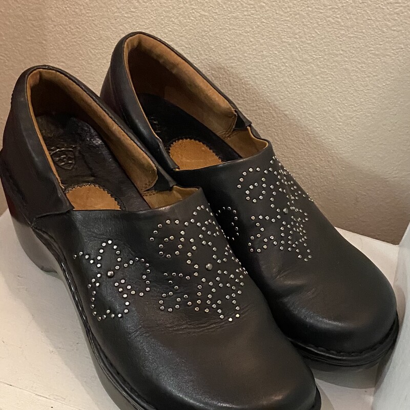 Blk Lther Stud Clog<br />
Black<br />
Size: 11