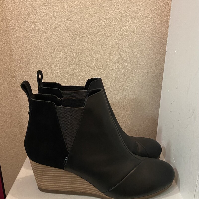 Blk Suede Wdge Bootie<br />
Black<br />
Size: 10