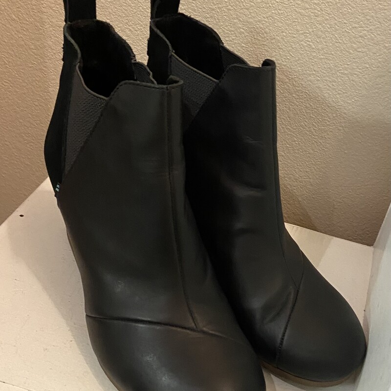 Blk Suede Wdge Bootie<br />
Black<br />
Size: 10