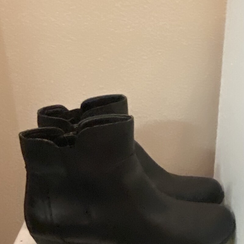 Blk Lther Ankle Boot<br />
Black<br />
Size: 10