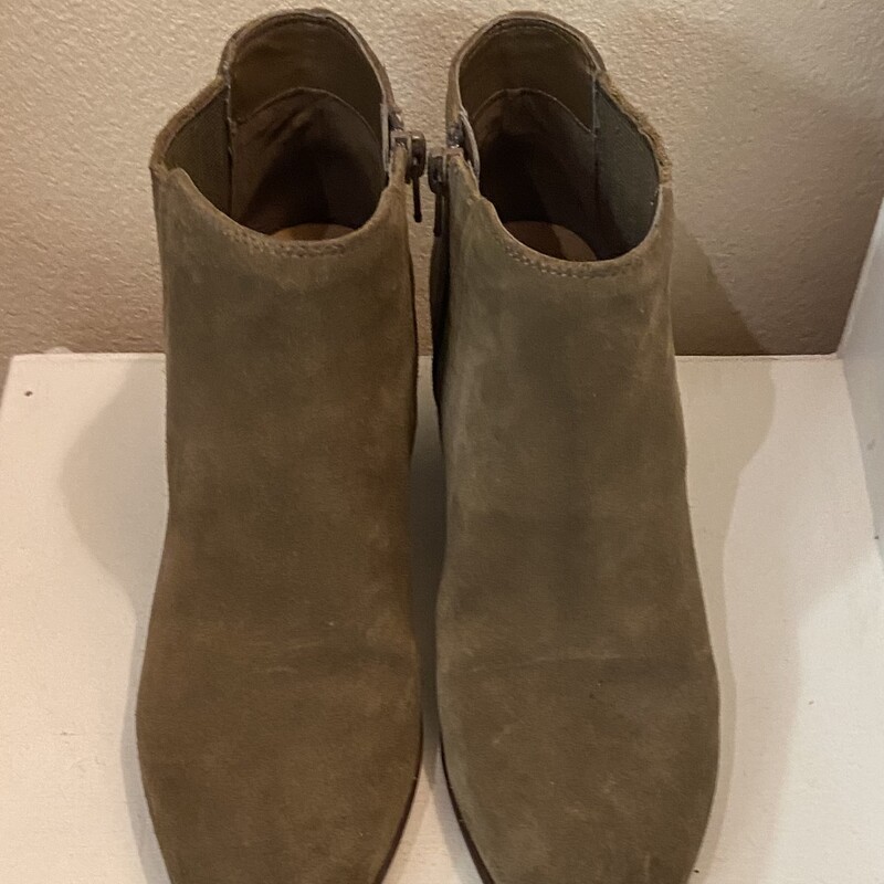 Brwnish Suede Bootie<br />
Brwnish<br />
Size: 6