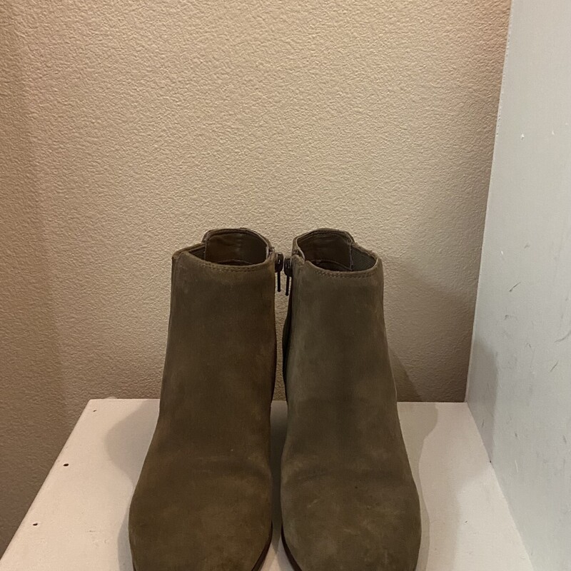 Brwnish Suede Bootie<br />
Brwnish<br />
Size: 6