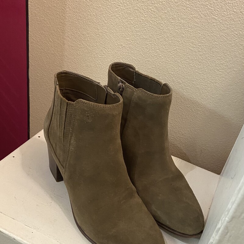 Brwnish Suede Bootie<br />
Brwnish<br />
Size: 6