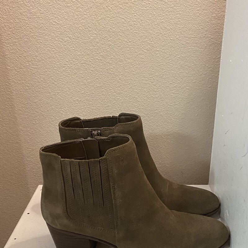 Brwnish Suede Bootie<br />
Brwnish<br />
Size: 6