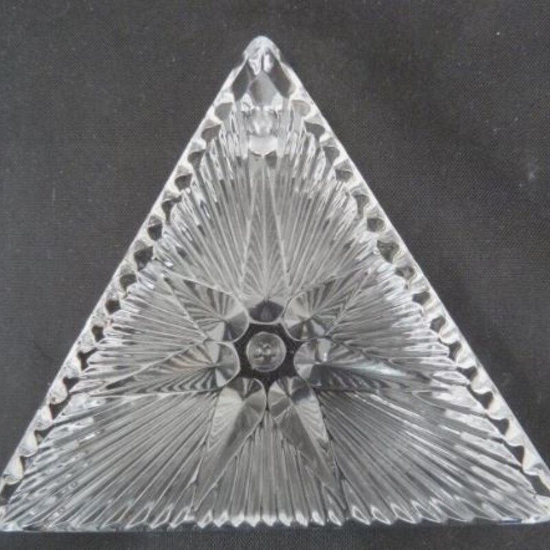 Waterford 2000 Times Square Collection Triangular Star Ornamemt
Clear
Size: 3x3H