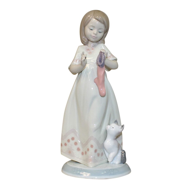 Lladro A Stocking For Kitty Figurine
White Pink Blue Size: 4 x 8.5H
#6669
The Night Before Christmas Collection
Original box included