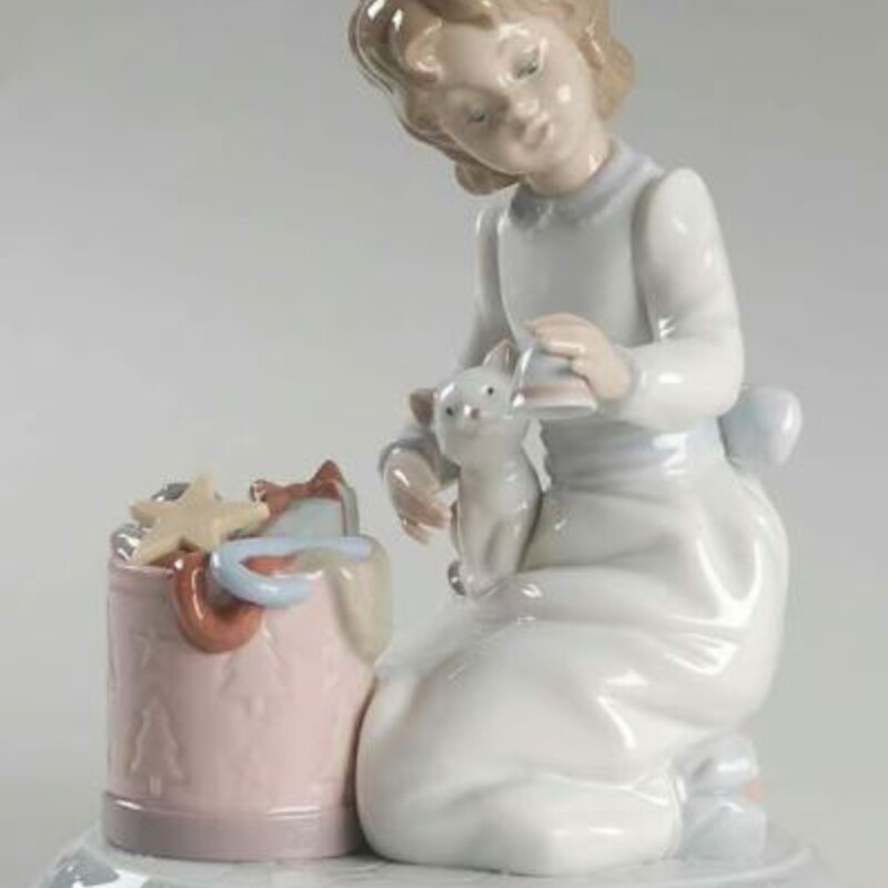 Lladro Ringing In The Season Figurine
White Blue Pink Size: 5 x 6.5H
#6671
The Night Before Christmas Collection
Original box included