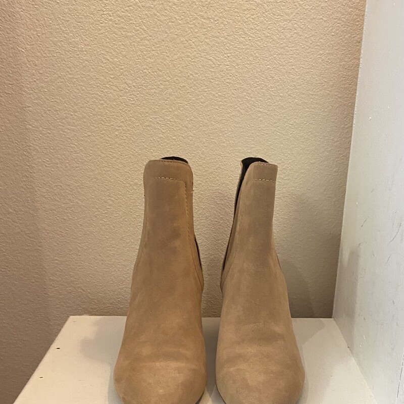 Tan Suede Bootie<br />
Tan<br />
Size: 7.5 R$285