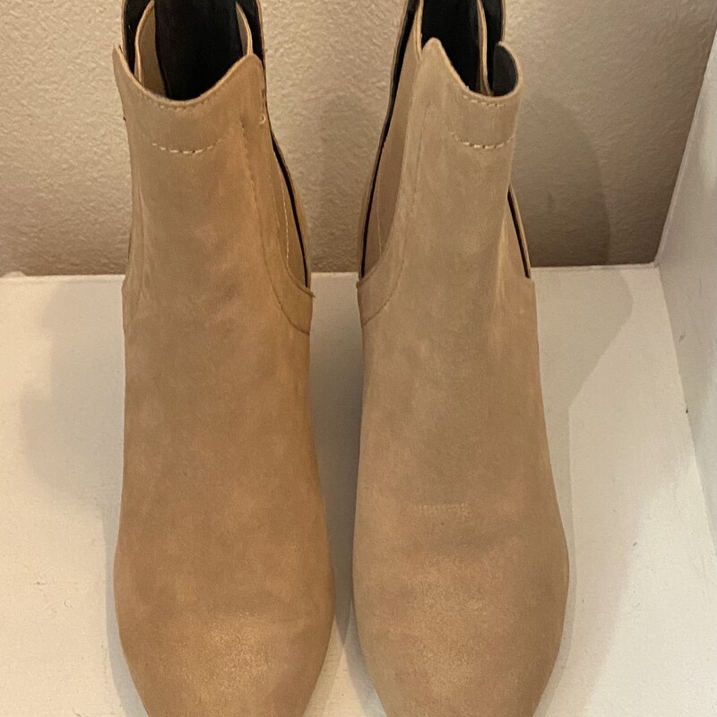 Tan Suede Bootie<br />
Tan<br />
Size: 7.5 R$285