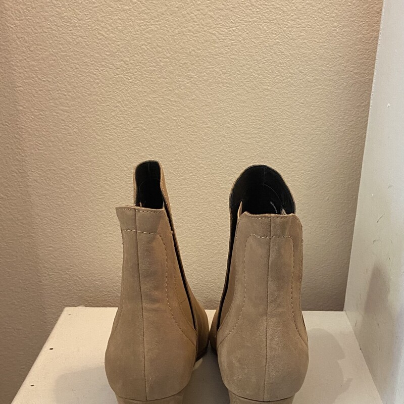 Tan Suede Bootie<br />
Tan<br />
Size: 7.5 R$285