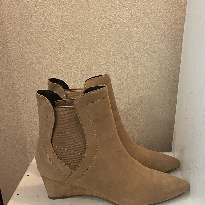 Tan Suede Bootie<br />
Tan<br />
Size: 7.5 R$285