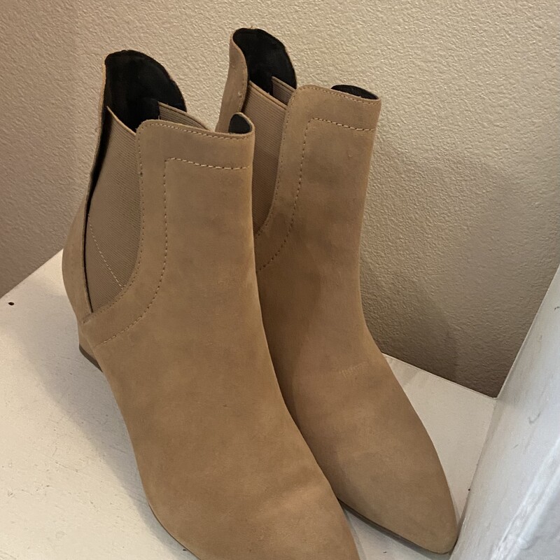 Tan Suede Bootie<br />
Tan<br />
Size: 7.5 R$285