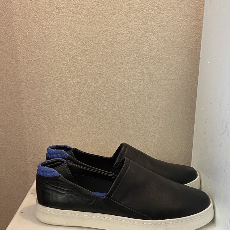 EUC Blk/Blu Lthr Sneaker<br />
Blk/blu<br />
Size: 8 R $109