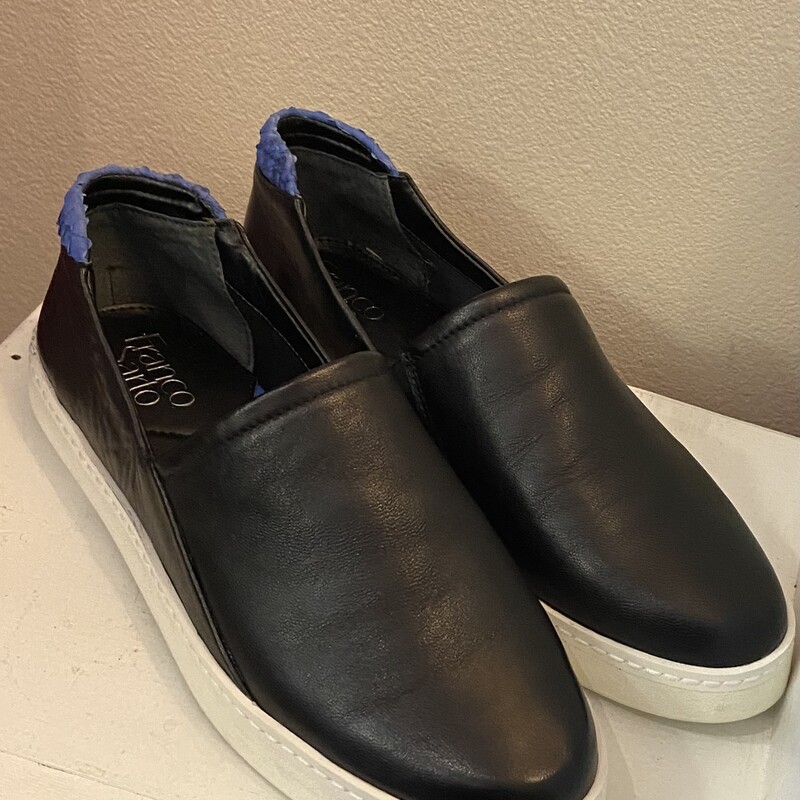 EUC Blk/Blu Lthr Sneaker<br />
Blk/blu<br />
Size: 8 R $109