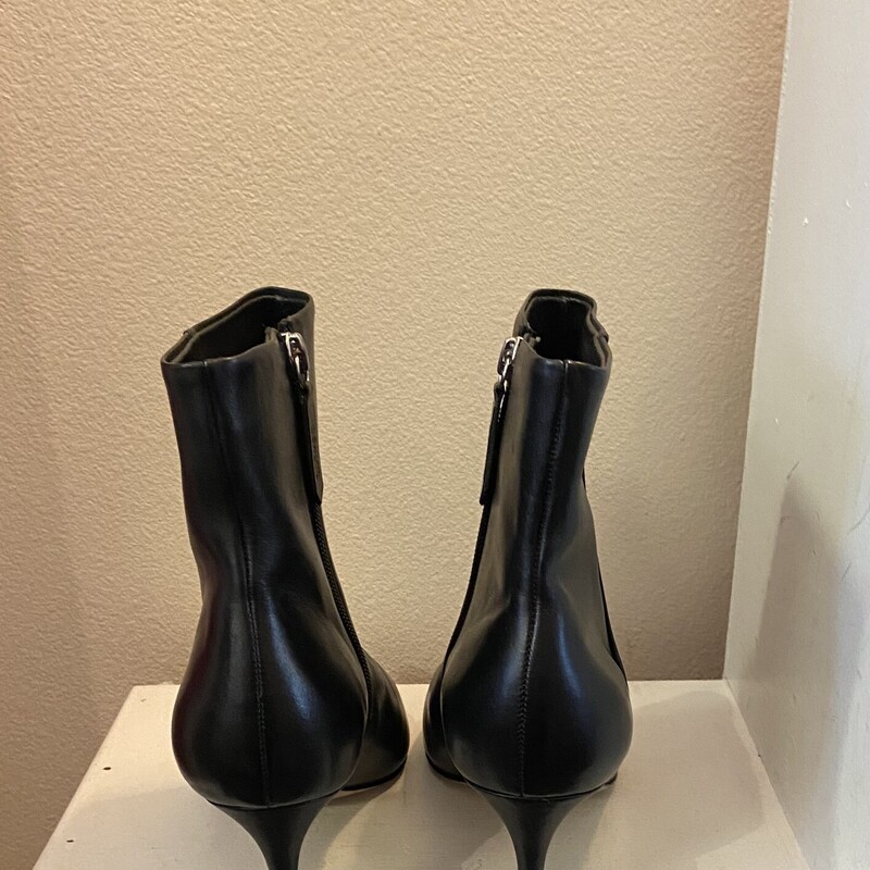 EUC Blk Lther Heel Bootie<br />
Black<br />
Size: 8