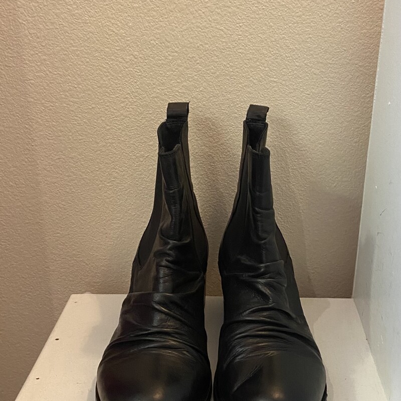 NEW Blk Lthr Ankle Boot<br />
Black<br />
Size: 9.5/10