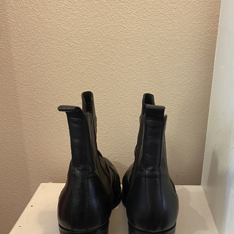 NEW Blk Lthr Ankle Boot<br />
Black<br />
Size: 9.5/10