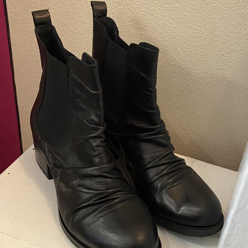 NEW Blk Lthr Ankle Boot<br />
Black<br />
Size: 9.5/10