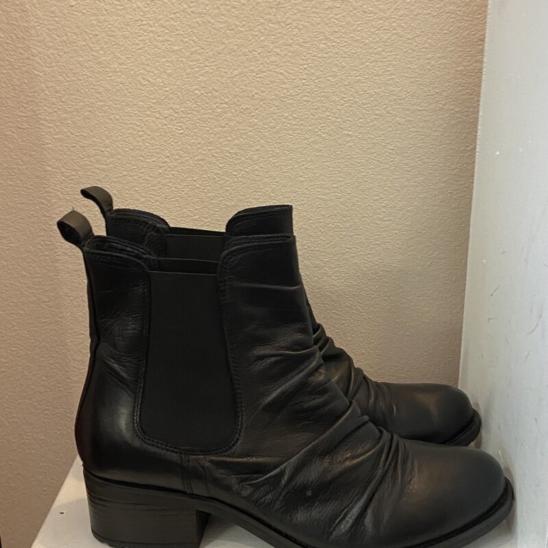 NEW Blk Lthr Ankle Boot<br />
Black<br />
Size: 9.5/10