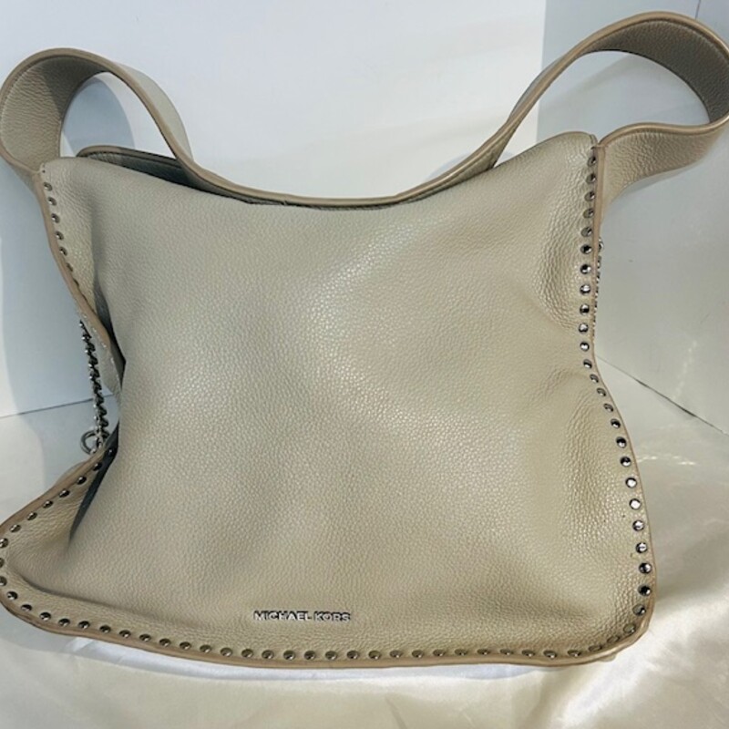 Michael Kors Studded Astor Hobo Bag
Taupe Silver
Size: 12.5 x 12H