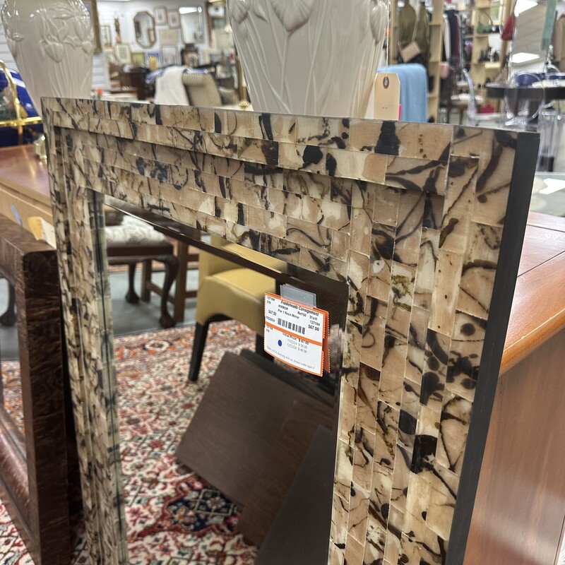 Pier 1 Resin Mirror
Size: 31x41