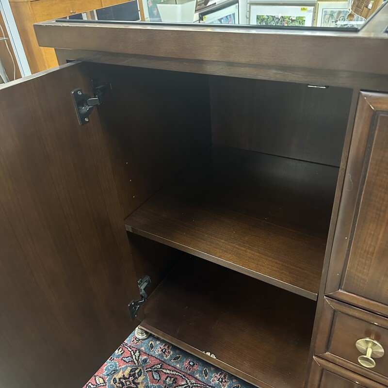 Bakers Dansu Sideboard, Mahogany. In gorgeous condition!<br />
Size: 79x36x22