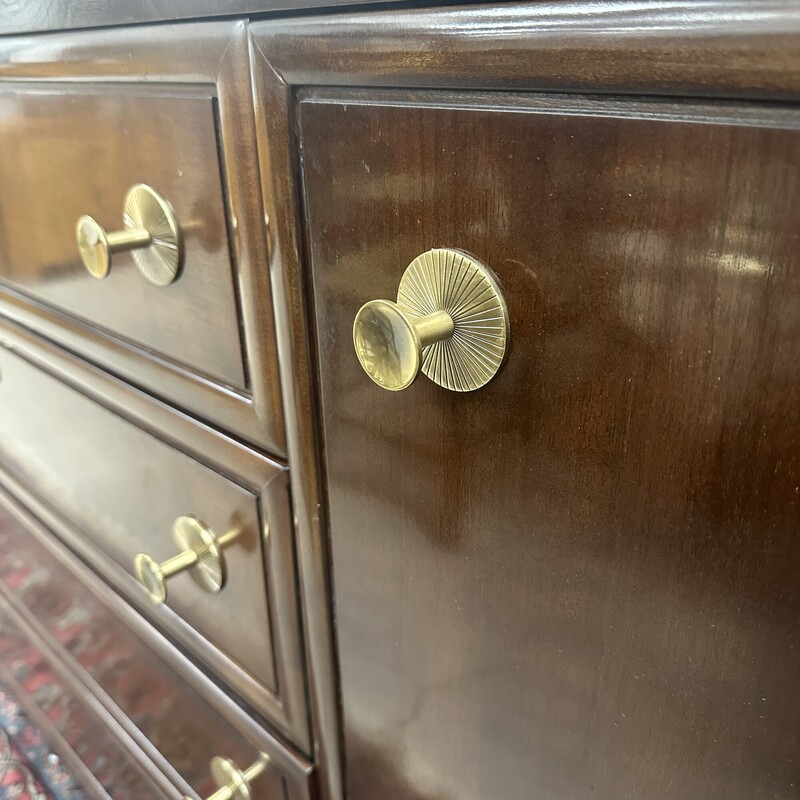 Bakers Dansu Sideboard, Mahogany. In gorgeous condition!<br />
Size: 79x36x22