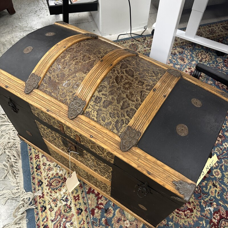 Wooden & Leather Trunk, Vintage<br />
Size: 19Hx30Dx16W