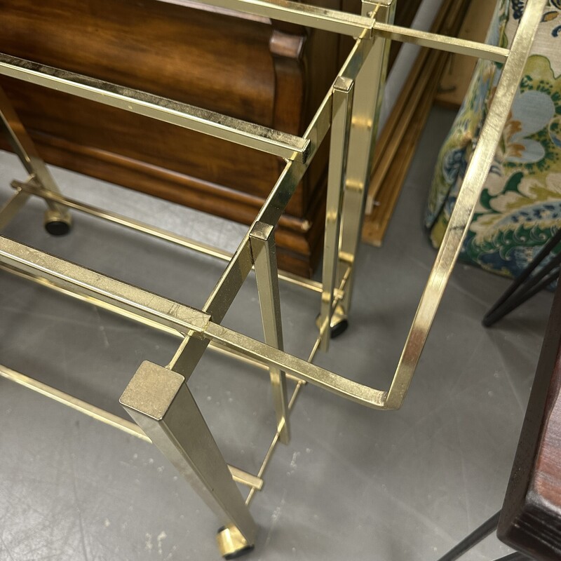 Extendable Brass TV Stand, Mid Century<br />
Size: 29x31x16