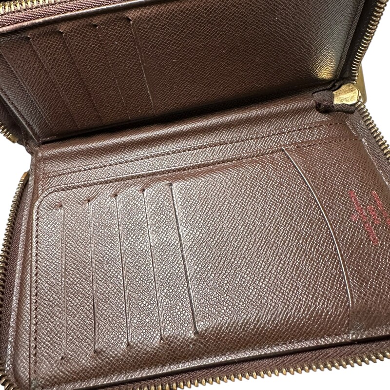 Louis Vuitton Compact Zip Wallet
 Damier
Size: Small

Dimensions: Lenght .25 in x Height 4in x Width 1in

Date Code: MI1120

Comes with original dust bag. Light wear on the corners.