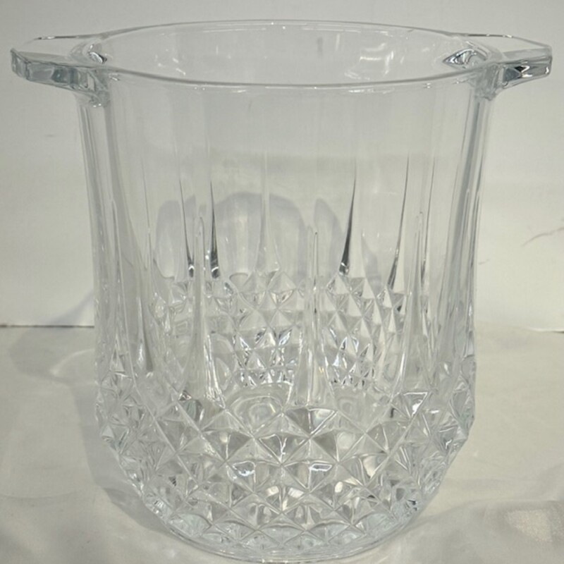 Longchamp Cristal DArques Ice Bucket
Clear
Size: 8 x 6.5 x 8H