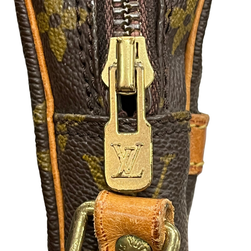 Louis Vuitton Danube Crossbody<br />
Quality Leather with Monogram Print<br />
Brown Coated Canvas<br />
Brass Hardware<br />
Leather Trim<br />
Single Adjustable Shoulder Strap<br />
Leather Trim Embellishment & Single Exterior Pocket<br />
Leather Lining & Single Interior Pocket<br />
Zip Closure at Top