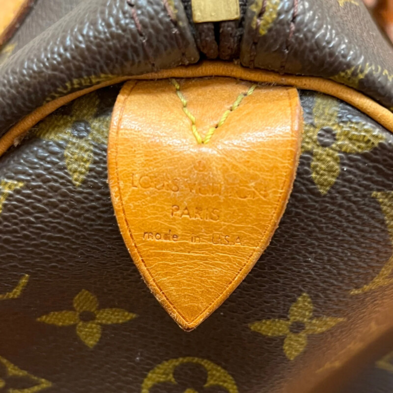 Louis Vuitton Speedy 30 Handbag
Quality Made Leather with Monogram Print
Top Handle Bag with Strap
From the 1991 Collection
Brown Coated Canvas
Brass Hardware
Rolled Handles
Leather Trim Embellishment
Canvas Lining & Single Interior Pocket
Zip Closure at Top