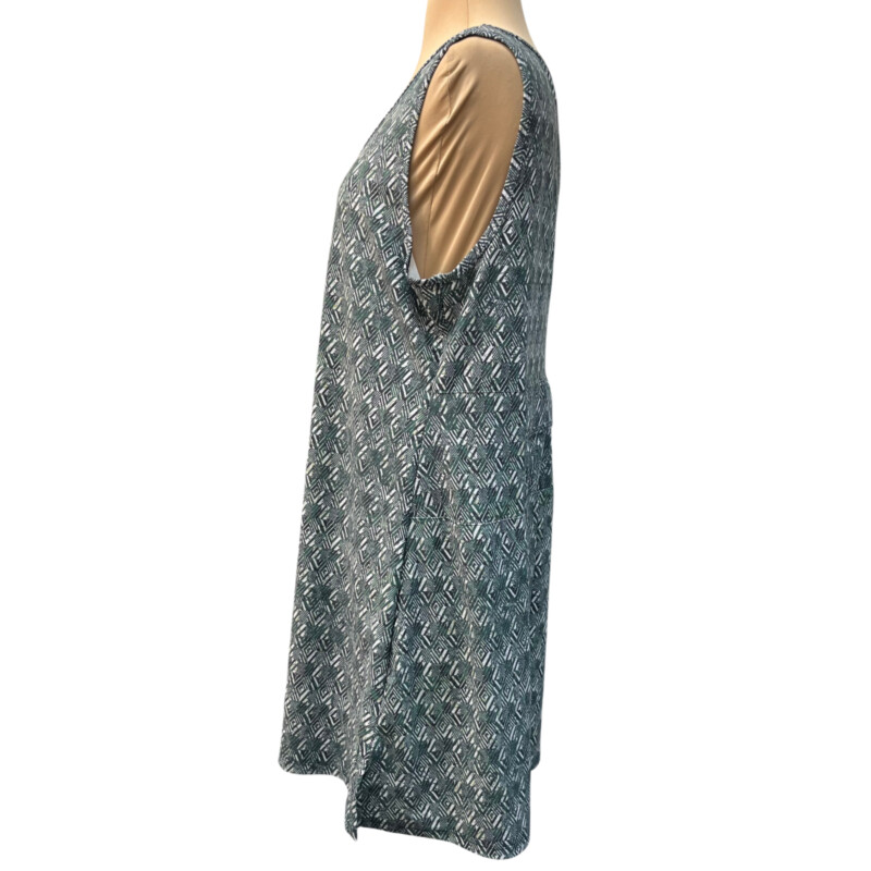 Nuu Muu Ruu Muu Dress<br />
Scoop Detail and Back Pocket<br />
Matcha 2021 Pattern<br />
Color: Green, Ivy, and White<br />
Size: XL