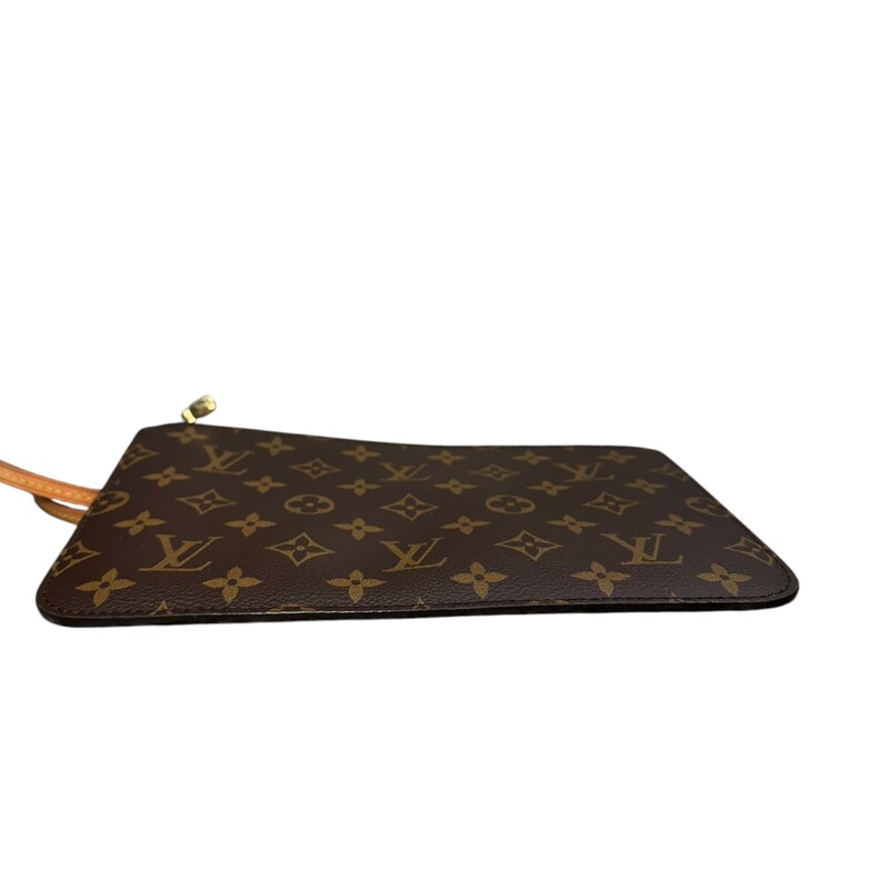 Louis Vuitton Pochette Monogram MM<br />
<br />
Color: Fushcia Interior<br />
<br />
Date Code: SD2189<br />
<br />
Dimensions:<br />
Base length: 9.75 in<br />
Height: 6.25 in<br />
<br />
Does not include original dust bag or box.