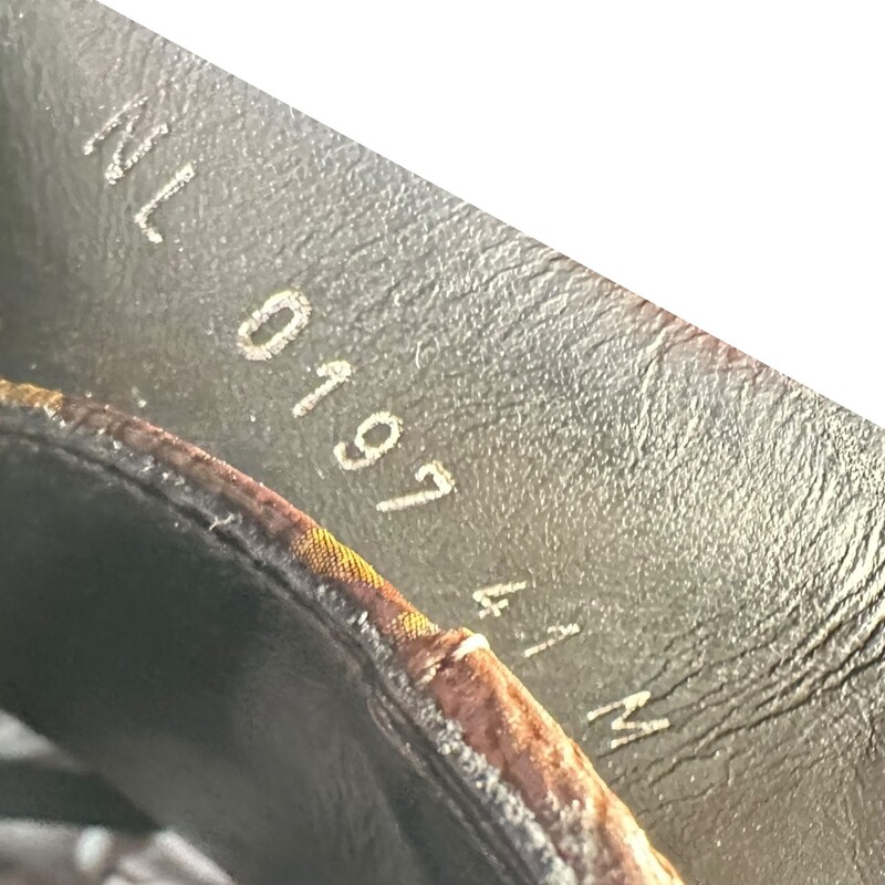 Louis Vuitton Wonderland Monogram Ranger Boots
Size 41
Code: NL0197
Some scratches on leather
Does not come with original dust bag or box.