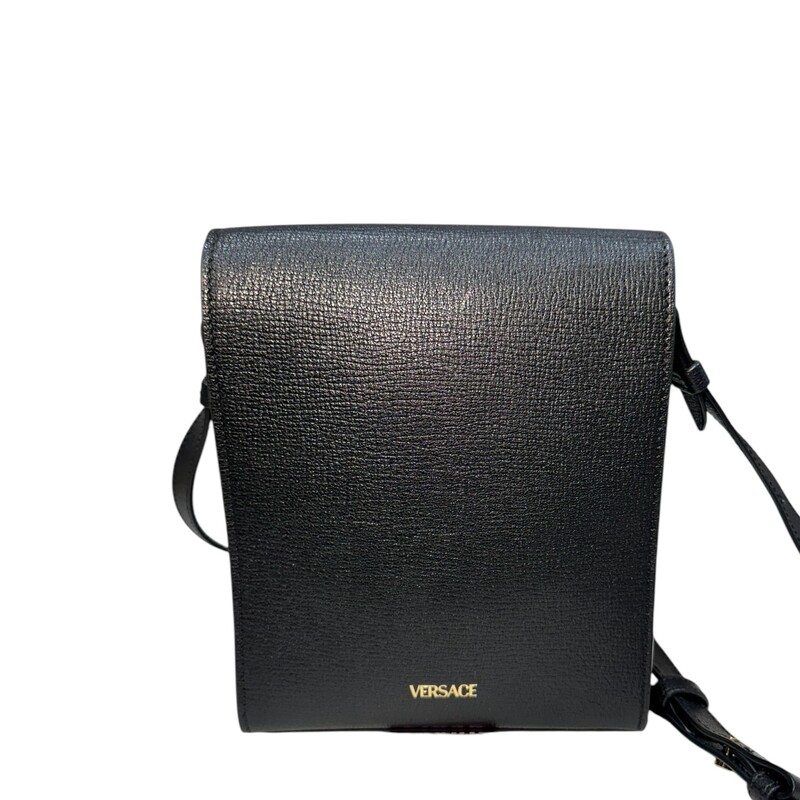 Versace Biggie Coin Black Crossbody<br />
Goatskin<br />
Dimensions: 7 in lenght 8 in height<br />
Does not come with original dust bag or box