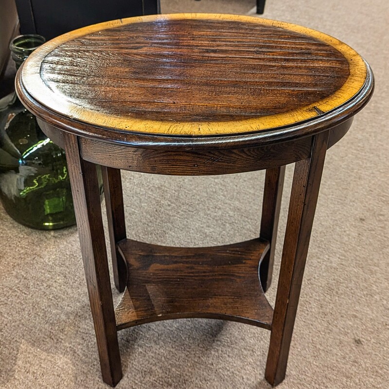 Oval Wood Accent Table
Dark Brown Wood with Lt Brown Trim
Size: 18x13x22H