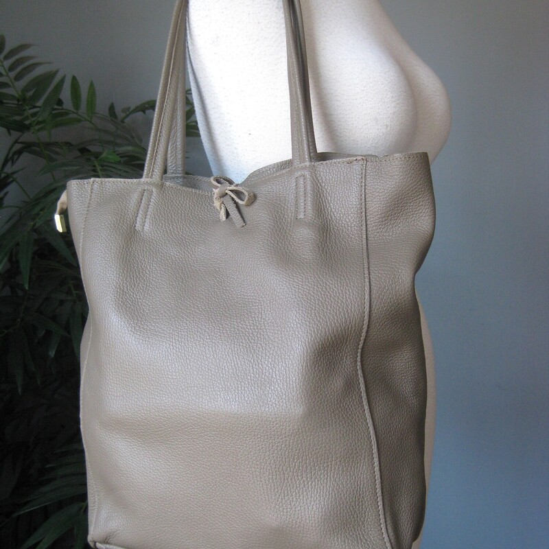 Tourance Leather Tote, Brown, Size: None<br />
Lightweight leather shopper in taupe by Tourance<br />
This bag has a rawhite interior with a free hanging zippered pouch.<br />
Top zipper and leather thongs that tie across the top<br />
11 x 14 x 5<br />
handle drop: 9<br />
Still availalbe on the company's website for $169<br />
<br />
excellent gently used condtion. I noticed some smoothing at the bottom corners as shown.<br />
thanks for looking!<br />
#81125