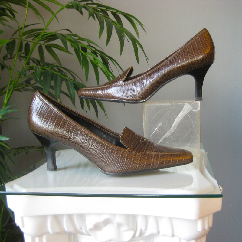 Etienne Aigner Loaf, Brown, Size: 8
High quality Brown leather pumps by Etienne Aigner.
Preppy croc embossed loafter style.
Brown with a faux penny slot on the vamp.
Size 8 M
Heel:  2.5

Like new condition!
Thanks for looking!
#79817