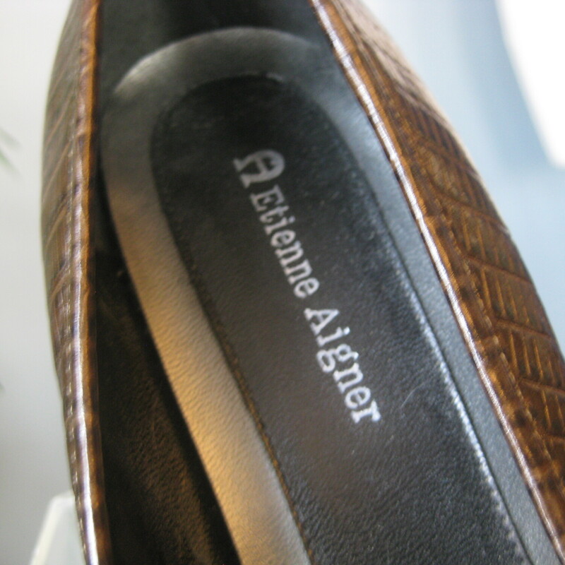 Etienne Aigner Loaf, Brown, Size: 8<br />
High quality Brown leather pumps by Etienne Aigner.<br />
Preppy croc embossed loafter style.<br />
Brown with a faux penny slot on the vamp.<br />
Size 8 M<br />
Heel:  2.5<br />
<br />
Like new condition!<br />
Thanks for looking!<br />
#79817