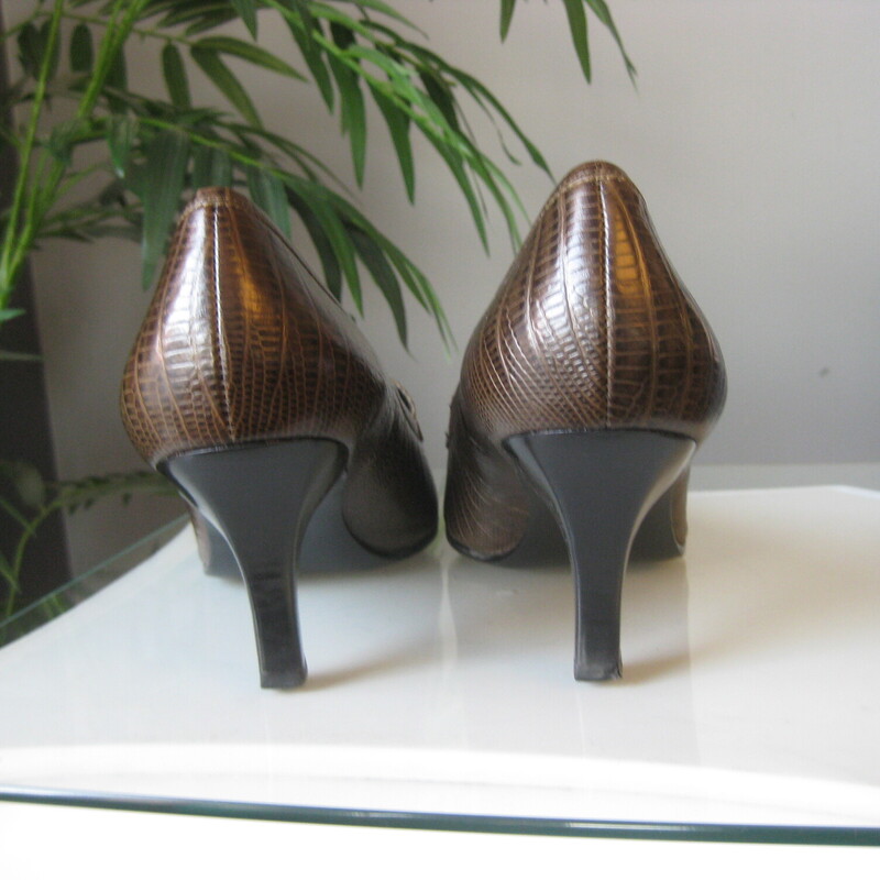 Etienne Aigner Loaf, Brown, Size: 8
High quality Brown leather pumps by Etienne Aigner.
Preppy croc embossed loafter style.
Brown with a faux penny slot on the vamp.
Size 8 M
Heel:  2.5

Like new condition!
Thanks for looking!
#79817